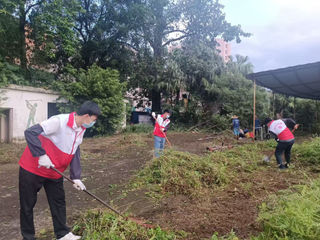 博达志愿者清理园林酒店杂草.jpg
