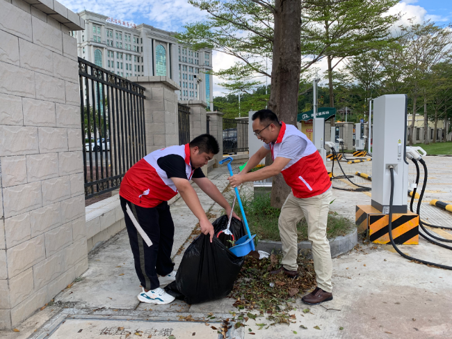 公用集团党员义工开展充电站环境整治.jpg