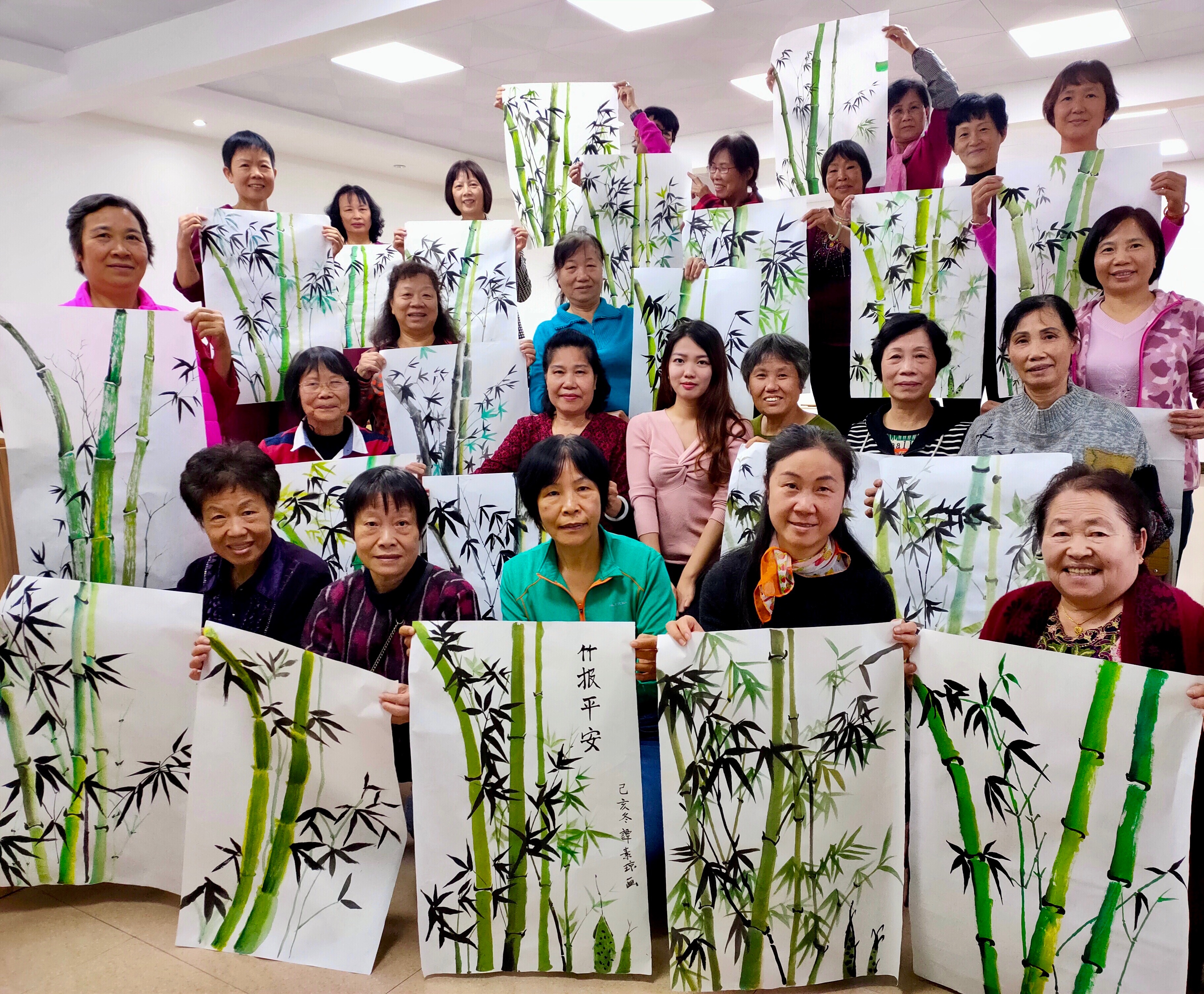 四、市美术馆伍绮荭老师指导老年干部创作合影（摄于2019年12月）.JPG