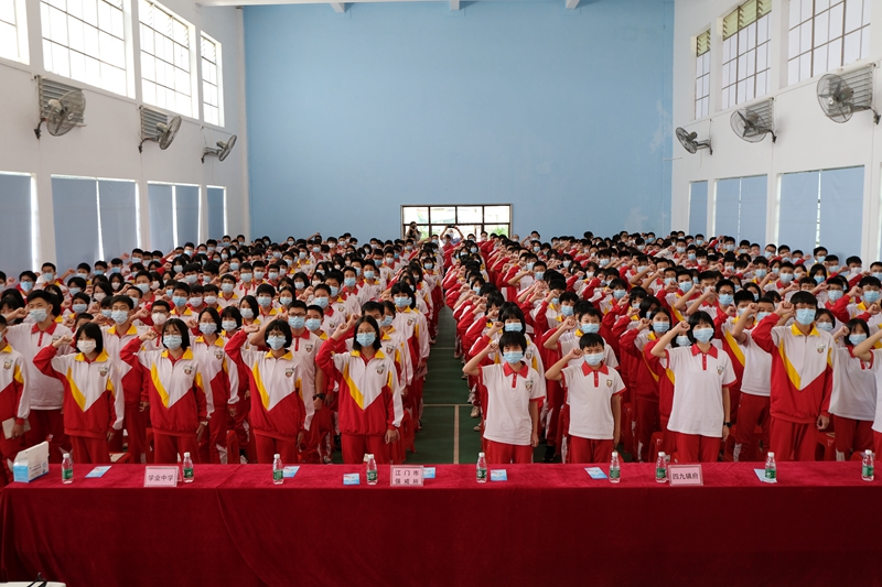 3.同学们庄严宣誓_副本.jpg