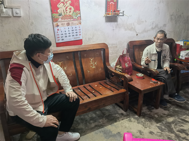 江门挂职驻村第一书记黄锐科下乡入户宣传疫情防控知识.jpg