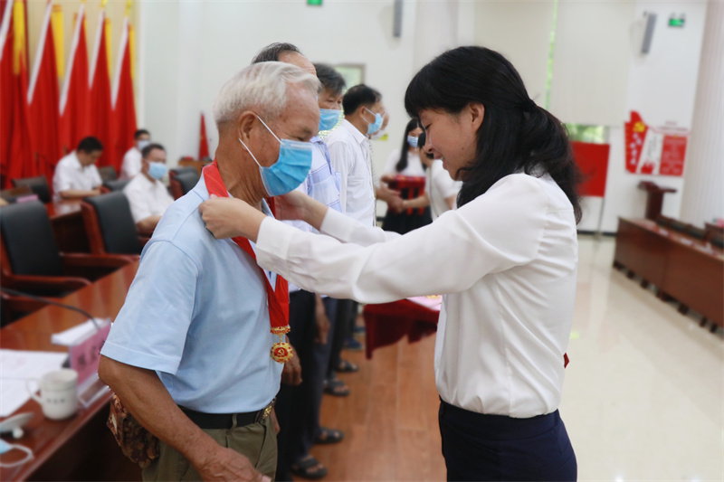 图一：镇委书记赖开颜为“光荣在党50年”老党员颁发纪念章.jpg