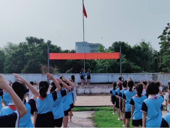 一颗红心向祖国，我向国旗敬个礼276.png