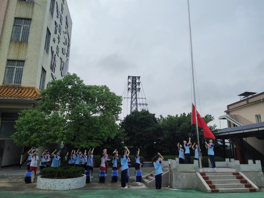 一颗红心向祖国，我向国旗敬个礼407.png
