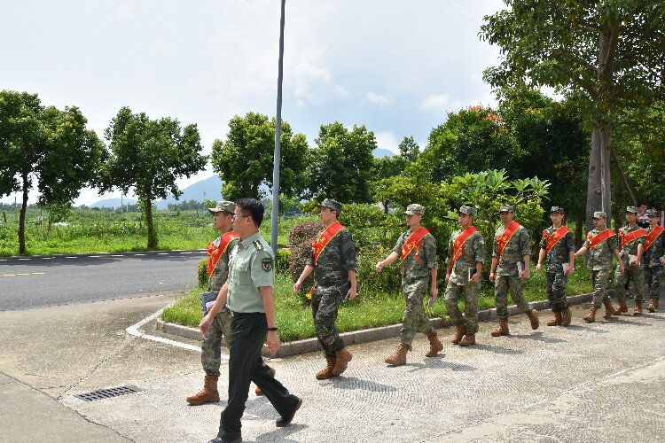 7.入伍新兵步伐坚定（图2）.JPG